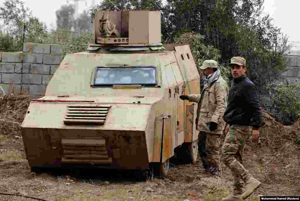 Vojnici Iraka pregledaju vozilo dizajnirano kao automobil-bomba, Mosul.