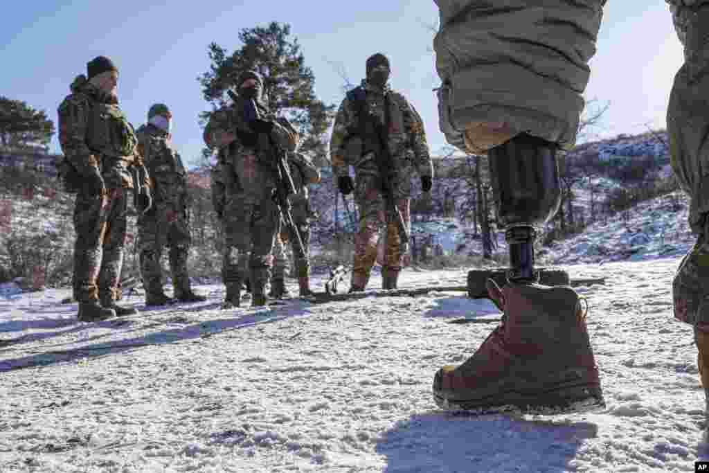 Командир снайперського загону 27-ї бригади Національної гвардії України Сергій Позняк минулого року підірвався на міні. Його ліву ногу довелося ампутувати