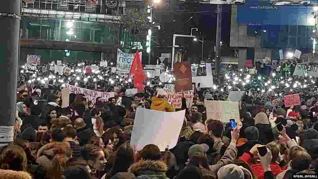 Nakon 15 minuta tišine, protest u centru Beograda je nastavljen sa 30 minuta buke. Čuli su se zvižduci, pištaljke i vuvuzele. Skup je završen bez većih incidenata i narušavanja javnog reda i mira, saopštilo je Ministarstvo unutrašnjih poslova Srbije.&nbsp;&nbsp;