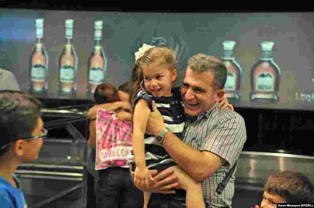 Armenia -- Syrian Armenians arrive in Yerevan, 17Aug2012