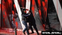  Полицаи избутва протестиращ пред постройката на Европейска комисия в София. 