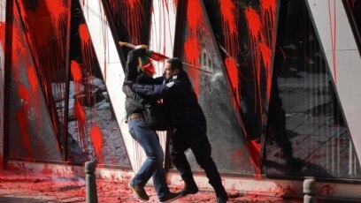 Сред нападателите на сградата на Европейската комисия в София е