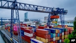 Containere în portul Frankfurt. Economia Germaniei, considerat motorul economic al Europei, nu reușește să revină pe creștere din cauza scumpirii energiei, creșterii dobânzilor și scăderea relațiilor comerciale cu China.