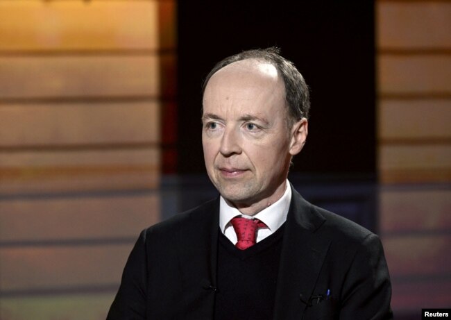 Jussi Halla-aho gjatë debatit televiziv mes kandidatëve për president të Finlandës.