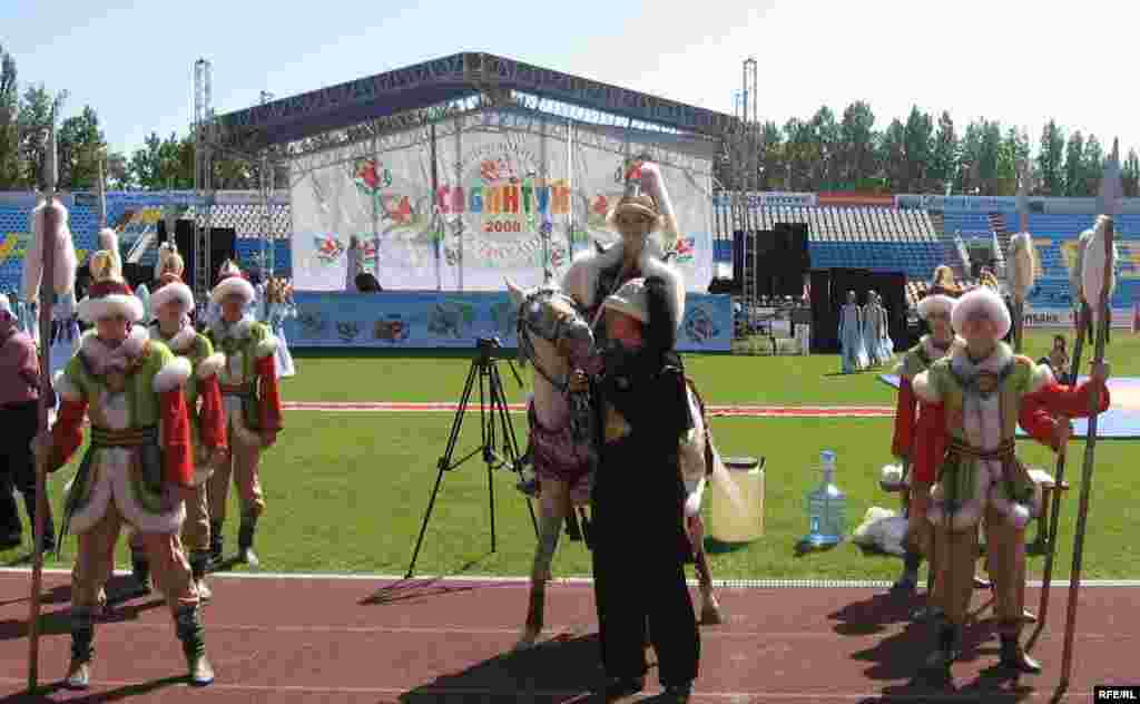 Сөембикә бәйрәмгә килүчеләрне сәләмли - Башка Сабантуйлардан аермалы буларак, Әстерханда шушы җирләрдә үскән, ногай кәвеменнән булган дип саналган Сөембикә патшабикәгә күп игътибар бирелде. Атка атланган патшабикә халык алдына чыкты, бәйрәмгә килүчеләрне сәламләде.