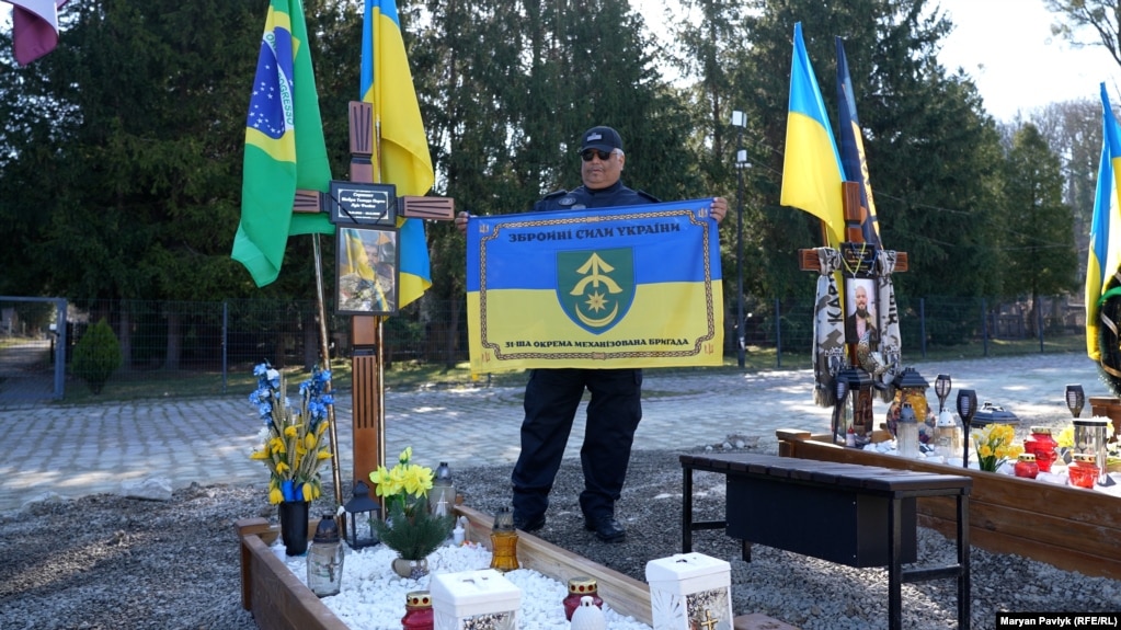 Бразильський поліцейський біля могили сина, який добровольцем воював в Україні і загинув. Похований у Львові 