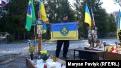 Бразильський поліцейський біля могили сина, який добровольцем воював в Україні і загинув. Похований у Львові 