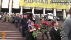 Світ у відео: в Києві прощалися з бійцем спецпідрозділу «Азов», який загинув у Маріуполі