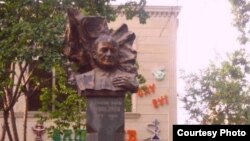 Бюст М.Э.Расулзаде в Гяндже