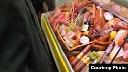 Қўлбола портловчи модда улоқтирилган ўзбек дўконида асосан озиқ-овқат маҳсулотлари сотилган.