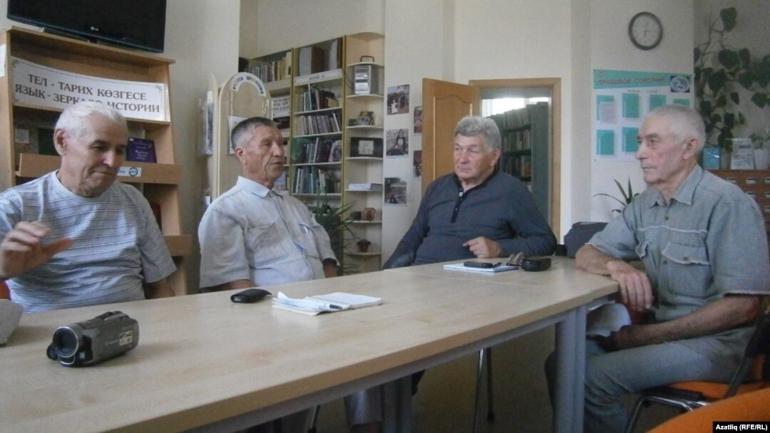 Сулдан уңга: Абрек Шәйдуллин, Әсгать Сәлах, Альфред Зәйнуллин, Равил Закиров сөйләшү вакытында