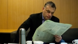 Orbán Viktor miniszterelnök újságot olvas a Magyar Rádió stúdiójában 2013. február 15-én.