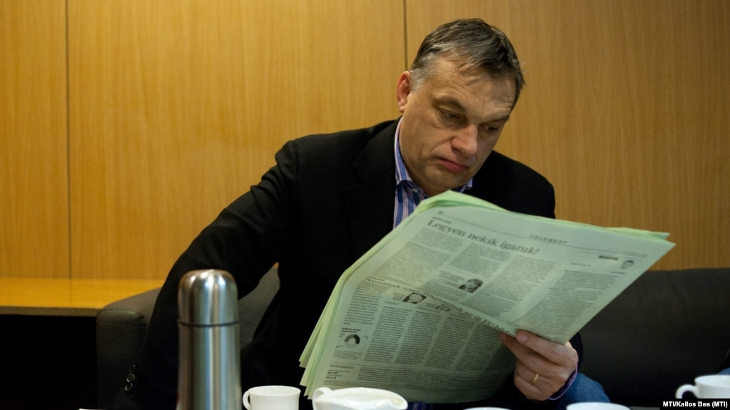 Orbán Viktor a kormányzati médiaportfóliónak a napokban „határozatlan időre felfüggesztett” Világgazdaság című napilapját olvassa még 2013 februárjában