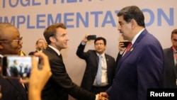 Președintele Franței, Emmanuel Macron și omologul său din Venezuela, Nicolas Maduro se întâlnesc în Sharm El-Sheikh, 7 noiembrie.