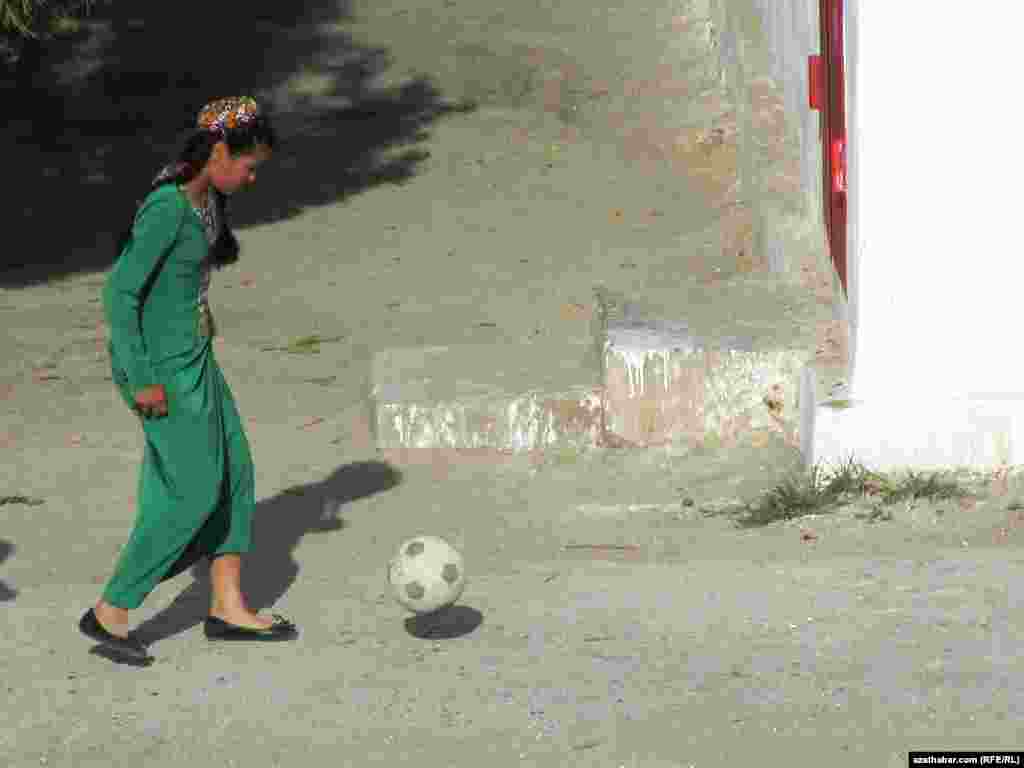 Top o&yacute;na&yacute;an gyz