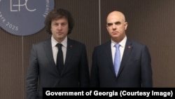 „ეს ყველაფერი ძირს უთხრის პოლიტიკურ პლურალიზმს“ – ალან ბერსე. გარეკანზე: ალან ბერსესა და ირაკლი კობახიძის შეხვედრა დანიაში. ფოტო არქივიდან