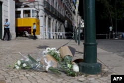 Oamenii au început să aducă flori în memoria celor decedați.