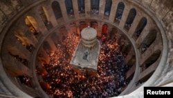 Imagine de arhivă din Biserica Sfântului Mormânt din Ierusalim, de unde vine anual focul haric.