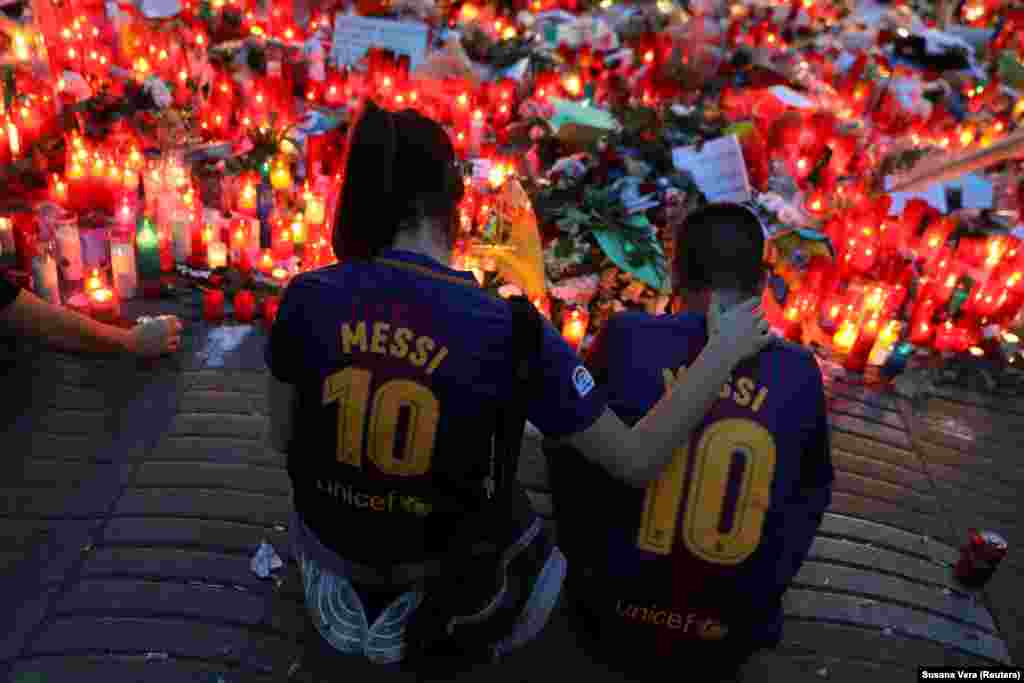 Mourners at an impromptu memorial to the victims of&nbsp;a van attack that killed 13 people in Barcelona -- the worst attack in&nbsp;Spain since the 2004 Madrid bombings.&nbsp;August 20, 2017. (Reuters/Susana Vera)