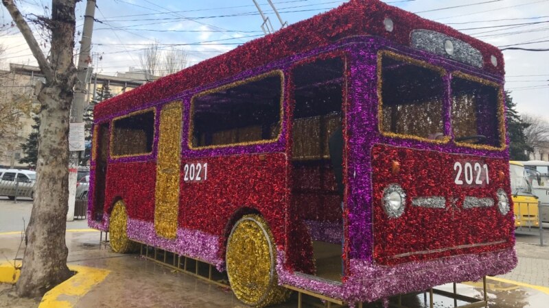 В Симферополе установили «Новогодний троллейбус»
