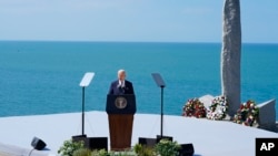 Predsednik SAD Džo Bajden drži govor kod spomenika američkim rendžerima koji su se iskrcali na obale Normandije tokom Dana D, 7. jun 2024.