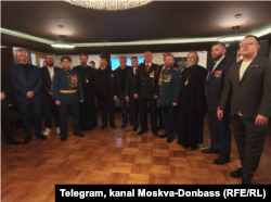 Episkop Stefan u društvu regrutera Srba za rat u Ukrajini i ruskih oficira, mart 2025.