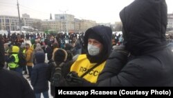 Полицейский под видом представителя СМИ снимает мирных протестующих на камеру. Казань, 31 января 2021 года.