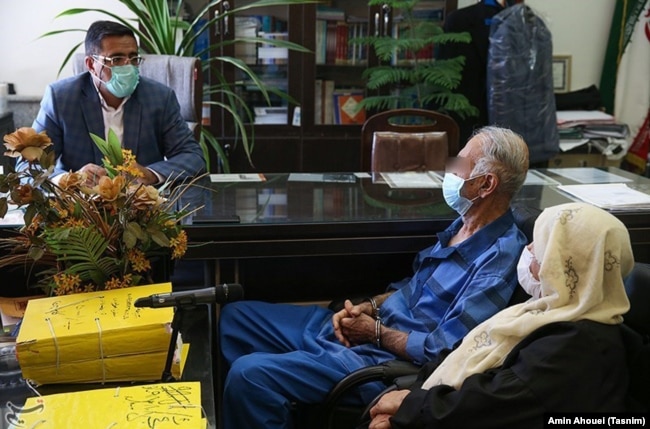 Iranian director Babak Khorramdin's parents during their interrogation by police in Tehran (photo blurred by Tasnim)