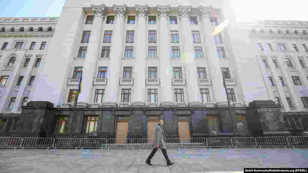 Ukraine -- Presidential office washed and repaired after Sternenko support action, Kyiv, 30Mar2021