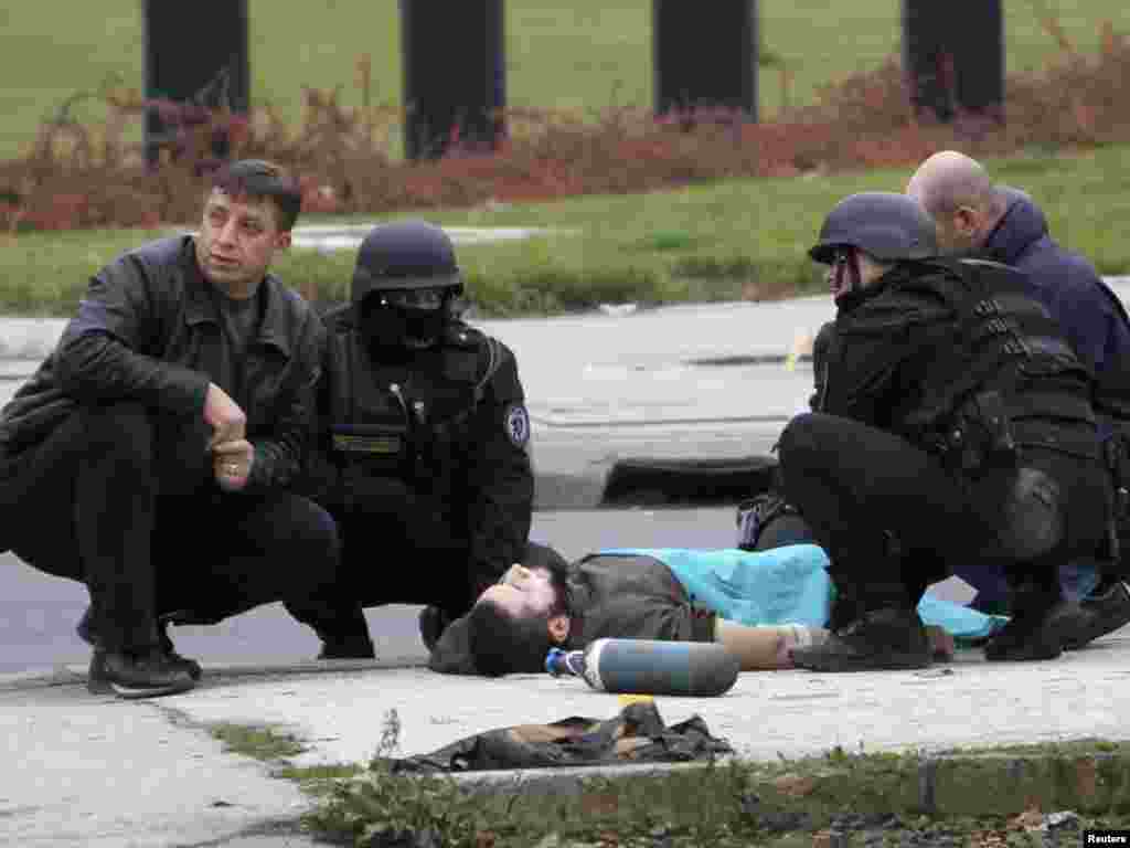 BiH - Policija uhapsila napadača na američku ambasadu u Sarajevu, 28.10.2011. Foto: Reuters / Danilo Krstanović 