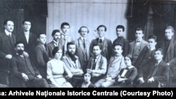 Delegați și invitați – inclusiv Ecaterina Arbore și Gheorghi Dimitrov – la congresul de înființare a Uniunii Tineretului Socialist Bulgar, Rusciuk, august 1912