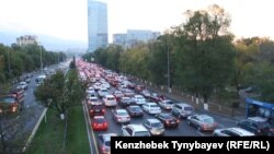 Автомобильный затор на проспекте аль-Фараби в Алматы. Иллюстративное фото.