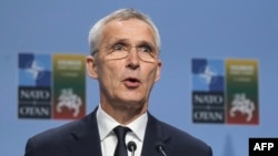   „Ucrainenii și numai ucrainenii sunt cei care pot decide când există condiții pentru negocieri și care pot decide la masa de negocieri care este o soluție acceptabilă”, a spus Stoltenberg la o conferință din orașul norvegian Arendal