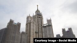 Bayrağı bu binaya sancıblar