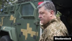 Президент Украины Петр Порошенко в Житомирской области, где проводятся военные учения. 27 мая 2016 года.