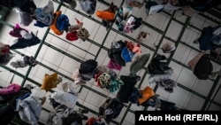 Rrobat e varura të minatorëve në hapësirat e Trepçës.