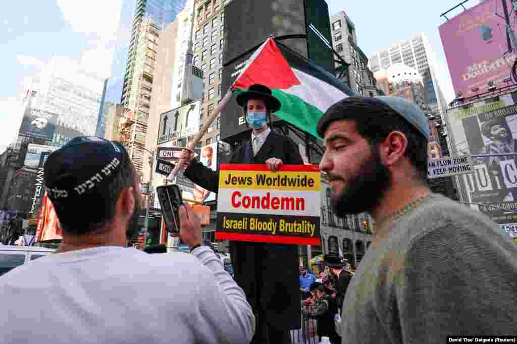 Palesztin-szimpatizáns orthodox zsidó tüntetők a Times Square-en, New Yorkban.