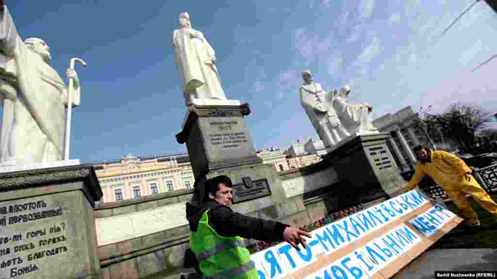 Арсеній Фінберг (в зеленій жилетці) &ndash; один із організаторів акцї проти будівництва підземного паркінгу на Михайлівській площі. Він є засновником &laquo;Интересного Киева&raquo;, волонтер, один із засновників Волонтерської сотні