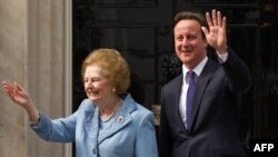 Маргарет Тэтчер с нынешним премьер-министром Великобритании Дэвидом Кэмероном, Даунинг стрит, 8 июня 2010