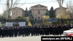 Ընդդիմության ակցիան՝ ԱԺ-ի առջև