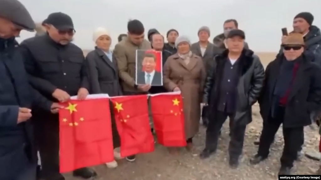 Антикитайская акция протеста в селе Калжат Уйгурского района Алматинской области, недалеко от китайской границы. 13 ноября 2025 года
