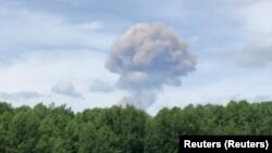 Дим від вибуху на заводі «Кристал» у Дзержинську