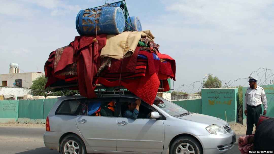Avganistanski civili napuštaju svoja sela u pokrajini Helmand zbog sve jačih napada talibana, 4. maj 2021. 
