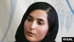 د انتقالي عدالت د همغږۍ د ډلې غړې ناهید ملکزۍ په کابل کې خبریالانو ته خبرې کوي.