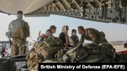 Британські військові допомагають з евакуацією в аеропорту Кабула, 16 серпня 2021 року