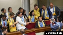 Депутати Верховної Ради прийшли футбольній символіці у парламент на підтримку збірної України на «Євро-2016». 16 червня 2016 року