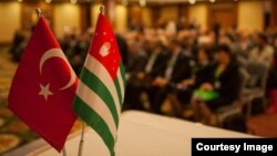 В последние десятилетия активно развиваются контакты Абхазии с многочисленной абхазской диаспорой в Турецкой Республике