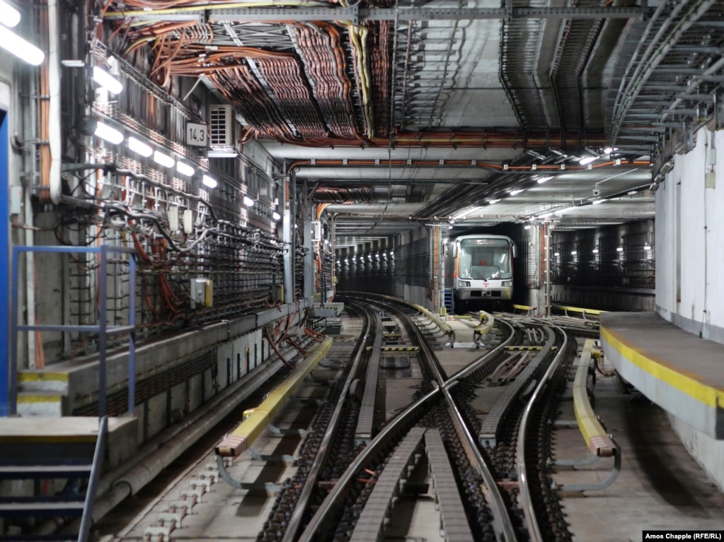 Një tren metroje pret detyrat e tij në mëngjes, ndërsa një derë rezistente kundër shpërthimeve testohet aty pranë. Sot, autoritetet e Pragës e përshkruajnë qëllimin e Sistemit Mbrojtës të Metrosë së qytetit që "të mbrojë popullsinë nga ndikimi i armëve të shkatërrimit në masë për një periudhë prej 72 orësh" dhe "të izolojë pjesë të metrosë në rast të një përmbytjeje të madhe".