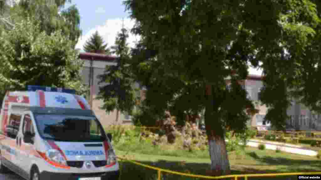 МАКЕДОНИЈА - Владата одлучи во Дебар и Центар Жупа да се прогласи кризна состојба, односно да биде ограничено движењето во и од двете општини, откако се утврдени четири нови пациенти со коронавирус, поврзани со брачната двојка од Дебар, кои беа втор и трет случај на заболени, соопшти попладнево министерот за здравство Венко Филипче.