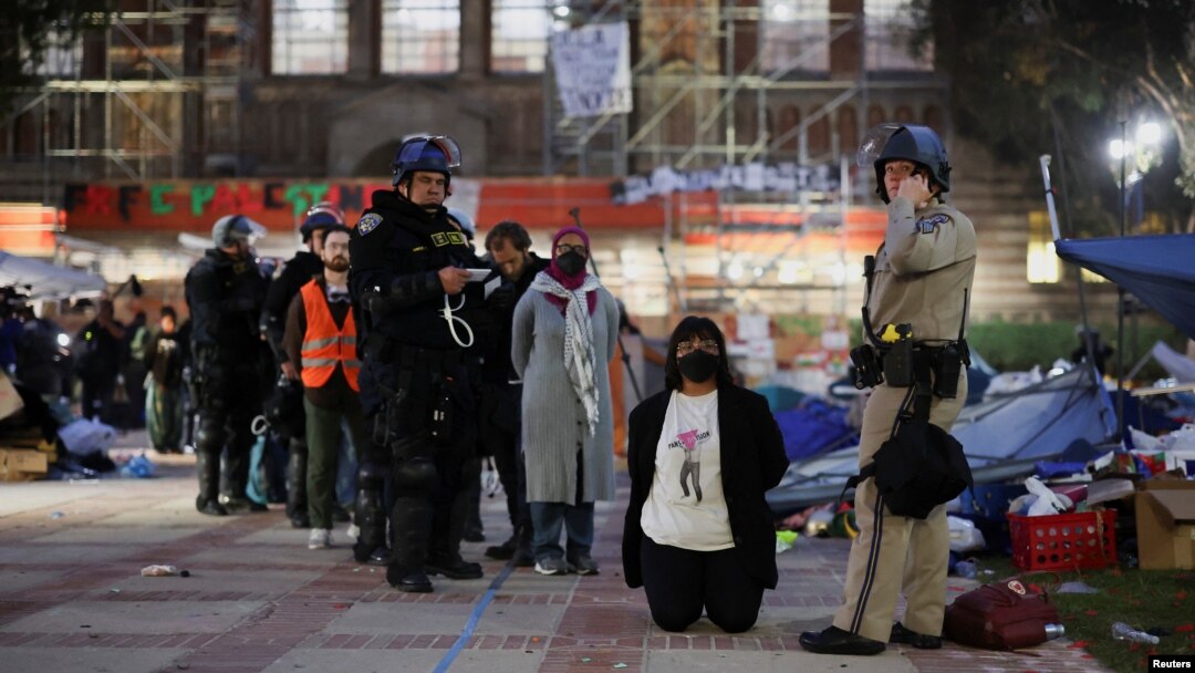 Polițiștii au intrat miercuri în tabăra studenților care protestau în campusul Universității din California în Los Angeles, arestând zeci de tineri.